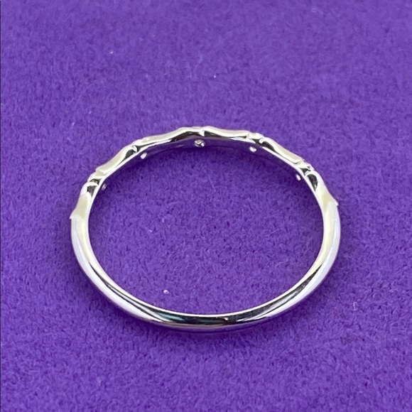 💛 Elegant 925 Silver Band with Crystal Accents - Picture 2 of 5